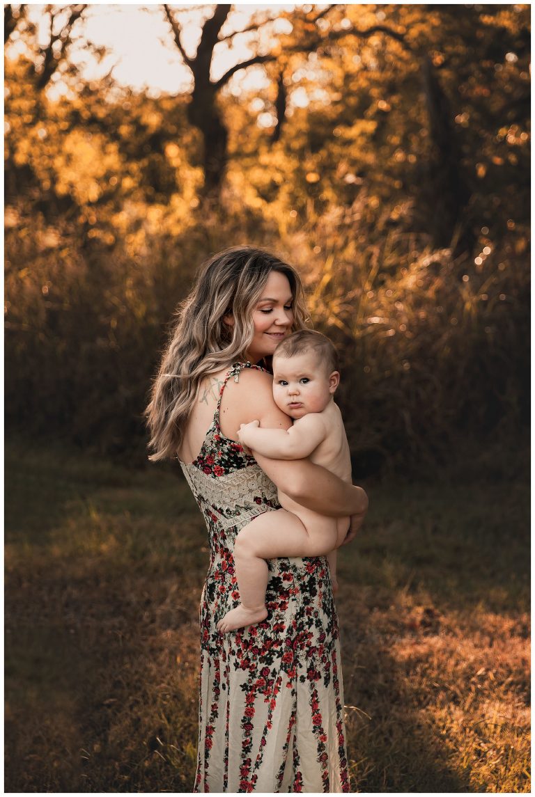 Outdoor Breastfeeding Session Murfreesboro Tn Hannah And Sylvia