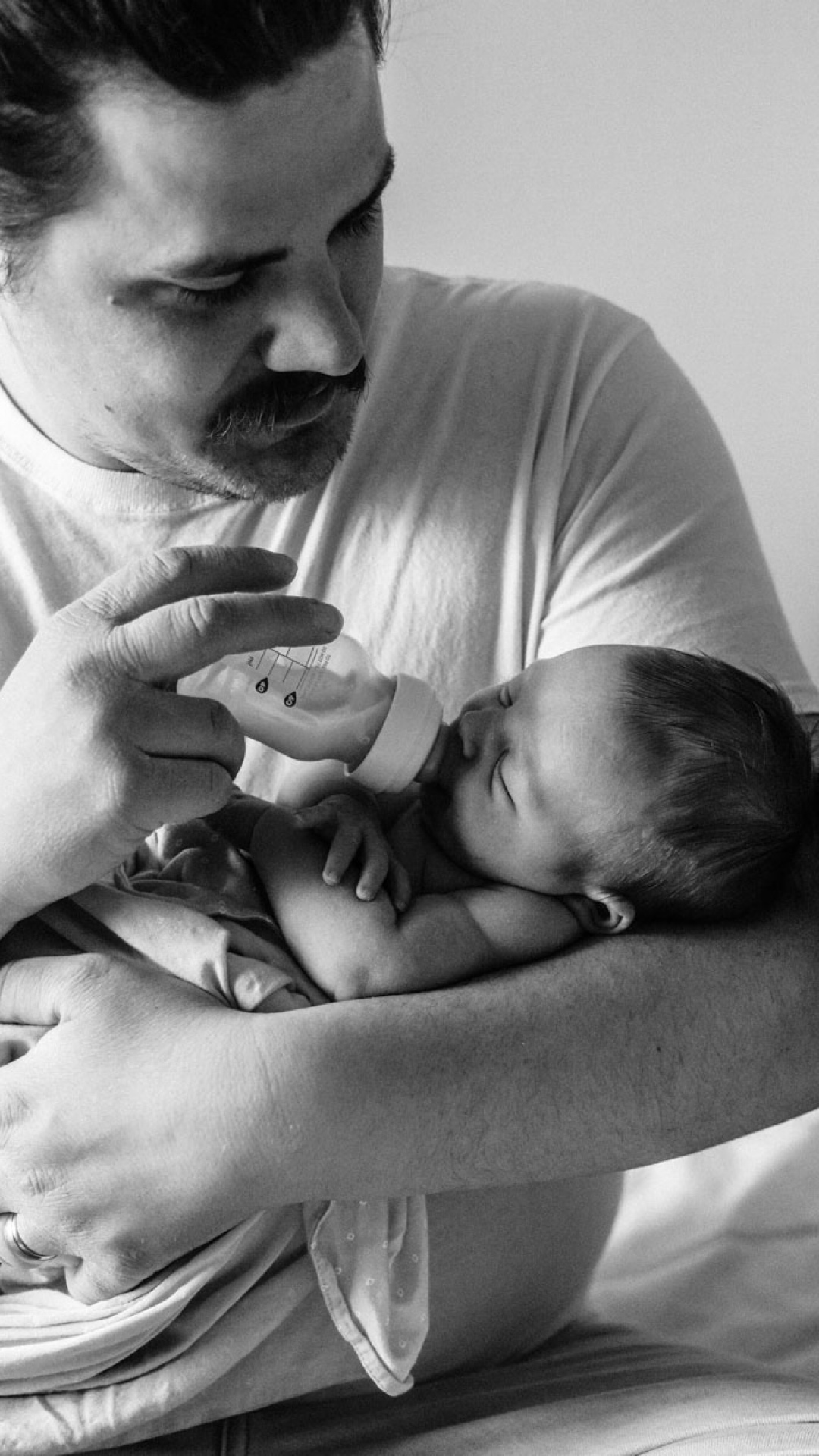 Nashville Newborn Photographer, lifestyle newborn photography, fatherhood session, daddy daughter photography